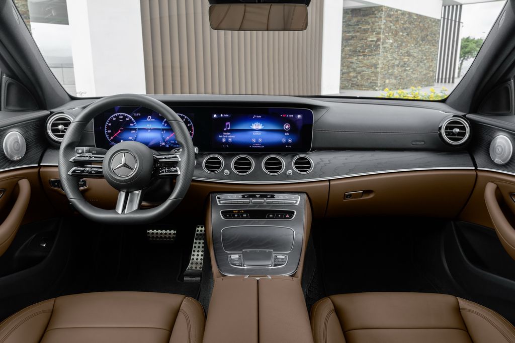 Mercedes-Benz E-Class 2021 bất ngờ xuất hiện tại Việt Nam: Đếm ngược cho ngày ra mắt?