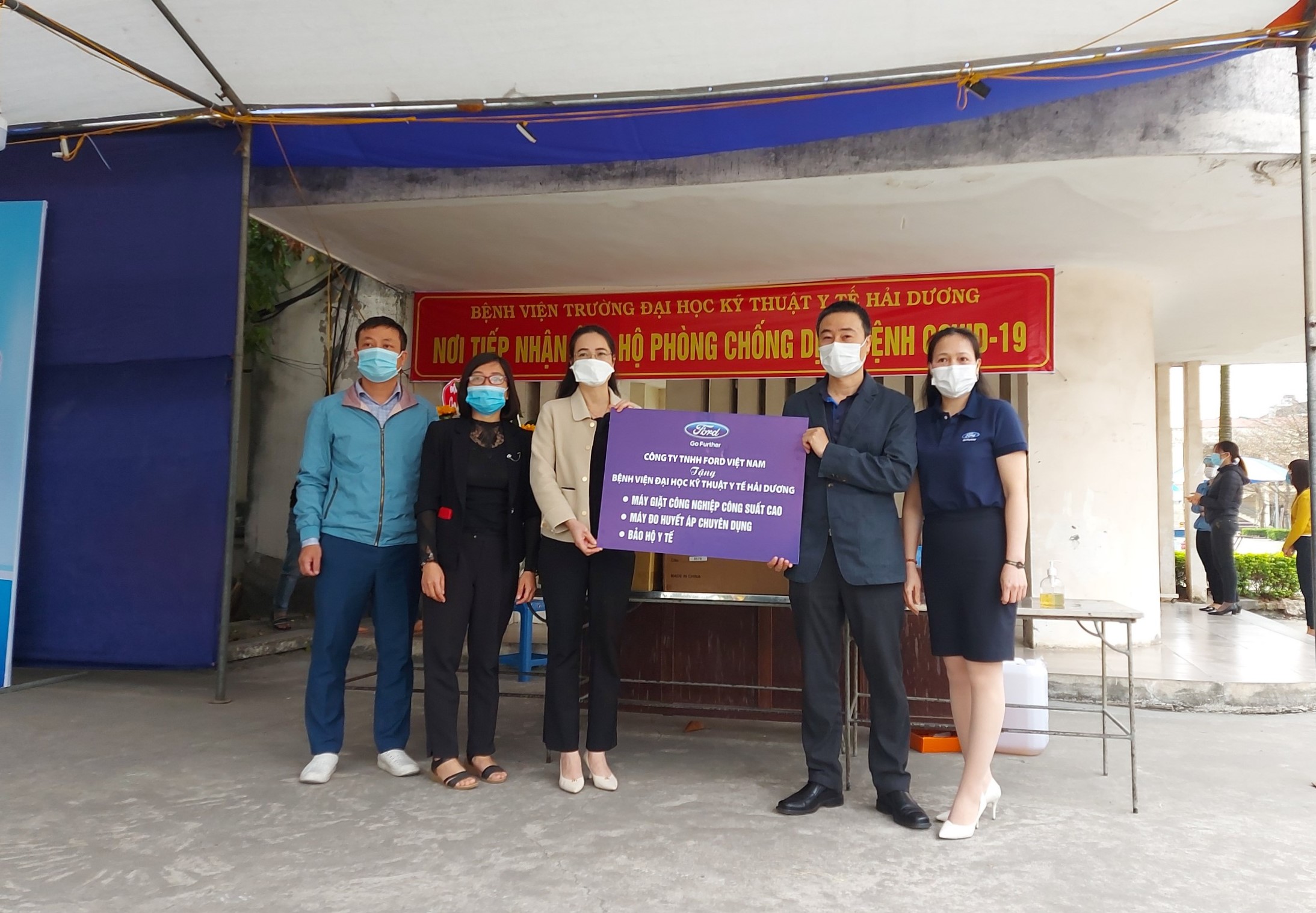 Ford Việt Nam hỗ trợ phương tiện vận chuyển và trang thiết bị y tế, đồng lòng cùng Hải Dương chiến thắng dịch bệnh