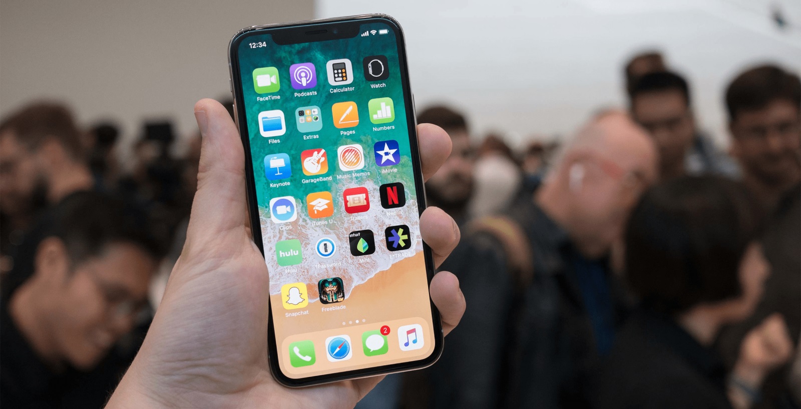 Nhà khoa học Úc khởi kiện Apple sau vụ iPhone X "nổ banh" trong túi quần
