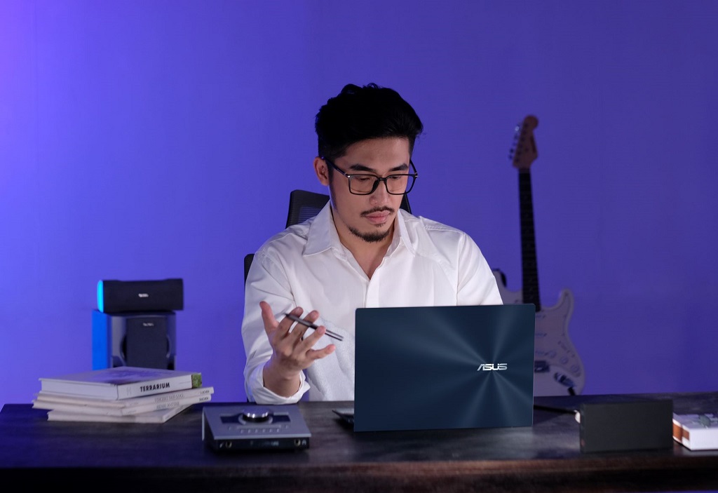 ASUS hợp tác cùng Vũ trong dự án “Khai mở quyền năng song song” với ZenBook Duo 14 (UX482)