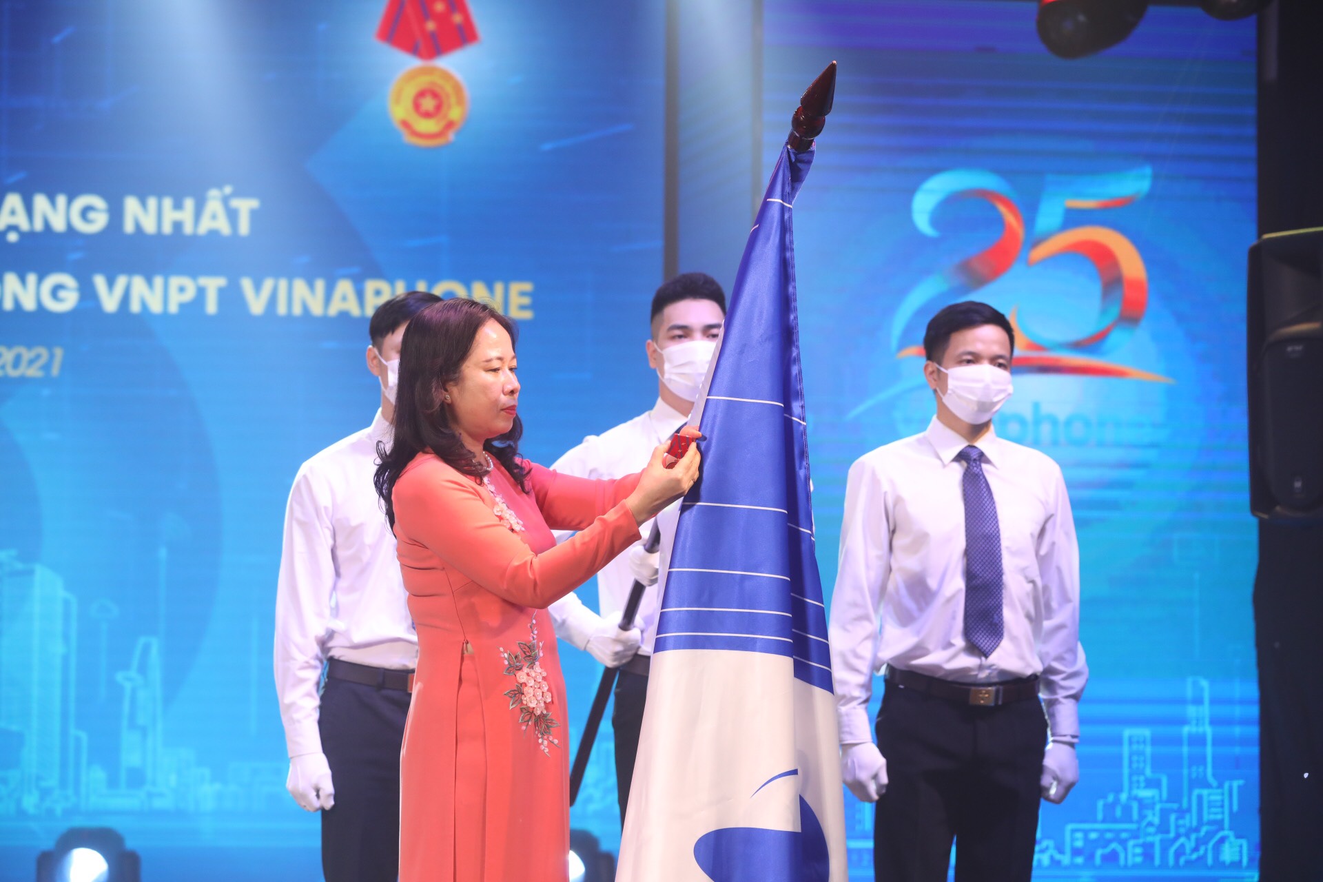 VNPT kỷ niệm 25 năm mạng di động VinaPhone và đón nhận Huân chương Lao động hạng Nhất
