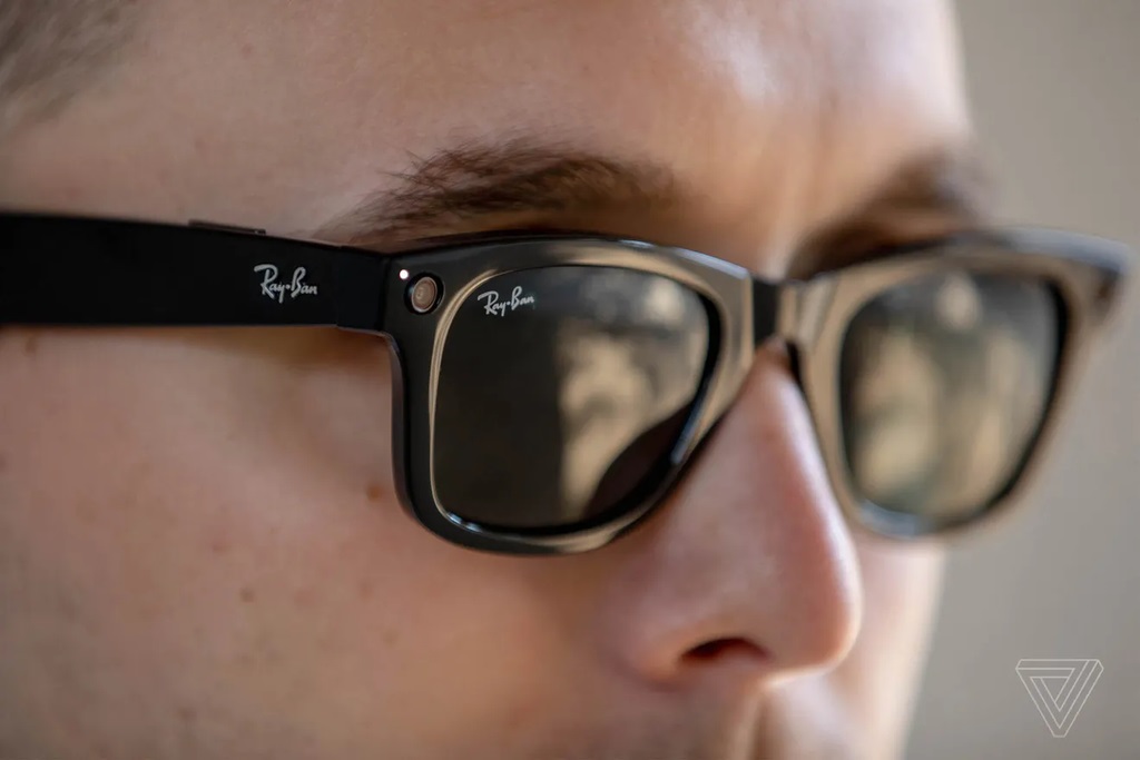 Facebook ra mắt kính thông minh RayBan Stories