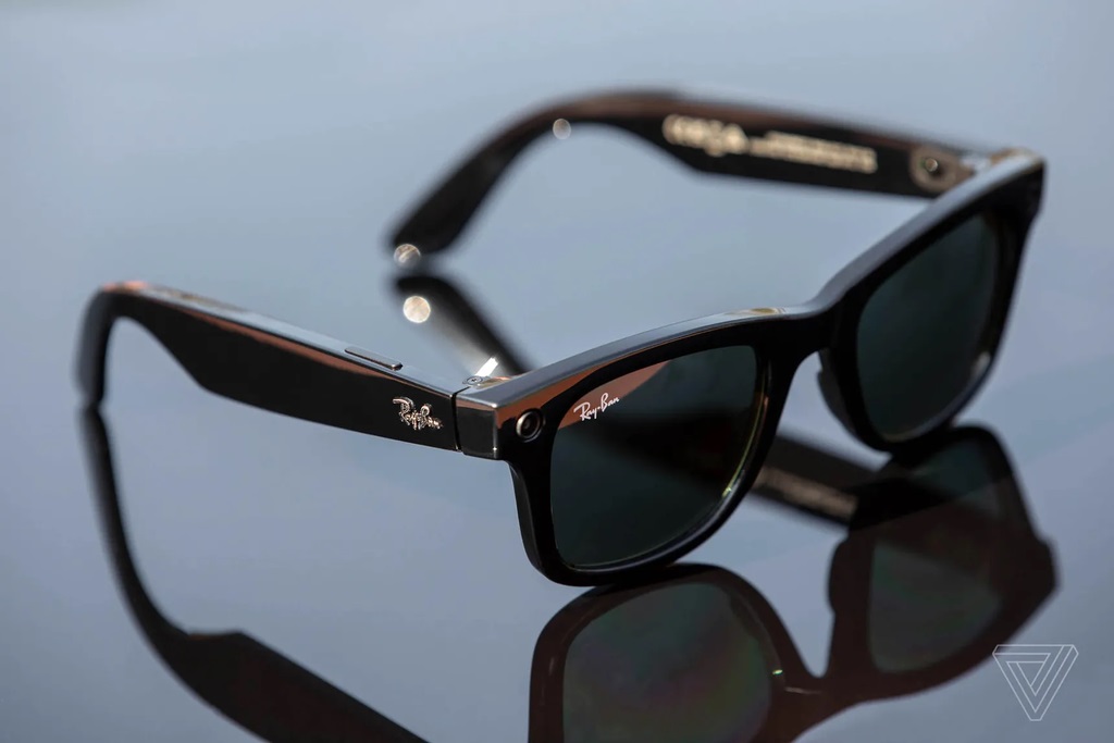 Facebook ra mắt kính thông minh RayBan Stories