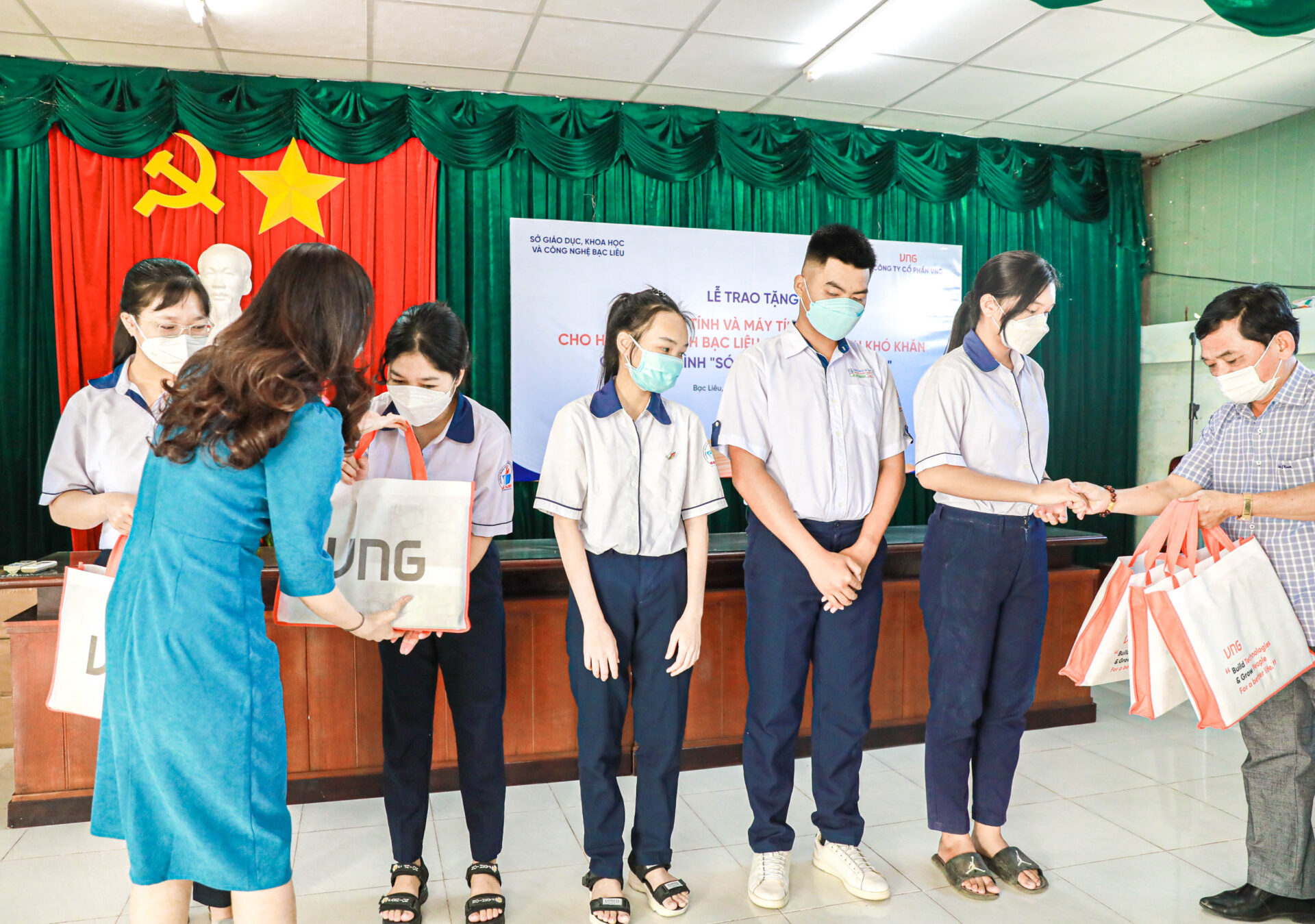 4000 máy tính được VNG trao tặng cho học sinh khó khăn tại Miền Tây