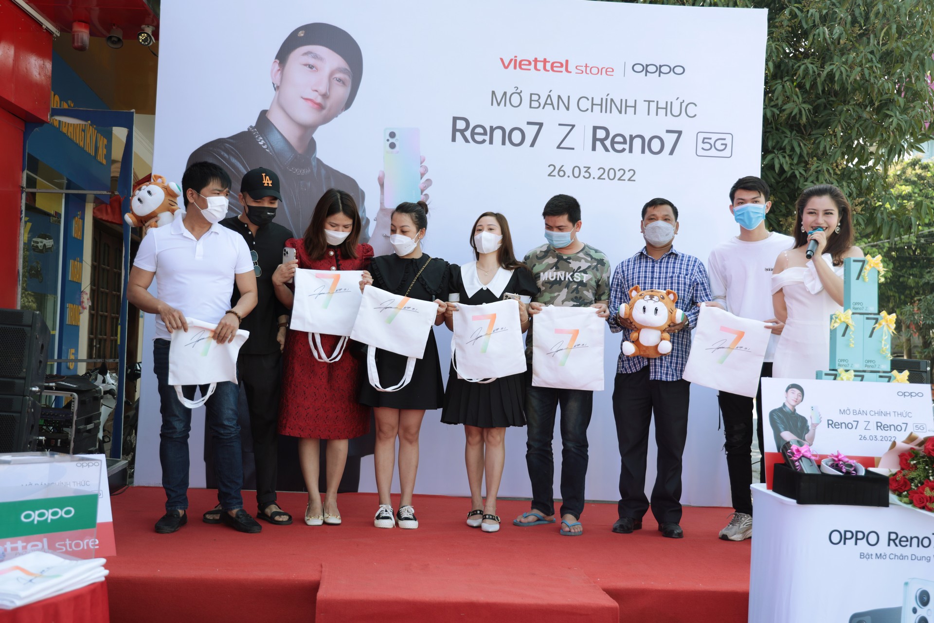 OPPO Reno7 Series 5G lập kỷ lục 33.000 đơn đặt cọc trong ngày mở bán đầu tiên