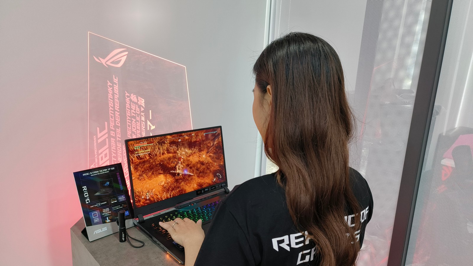 ASUS ROG Strix SCAR 17 SE: Laptop Gaming sử dụng vi xử lý Intel Alder Lake HX đầu tiên ra mắt tại Việt Nam