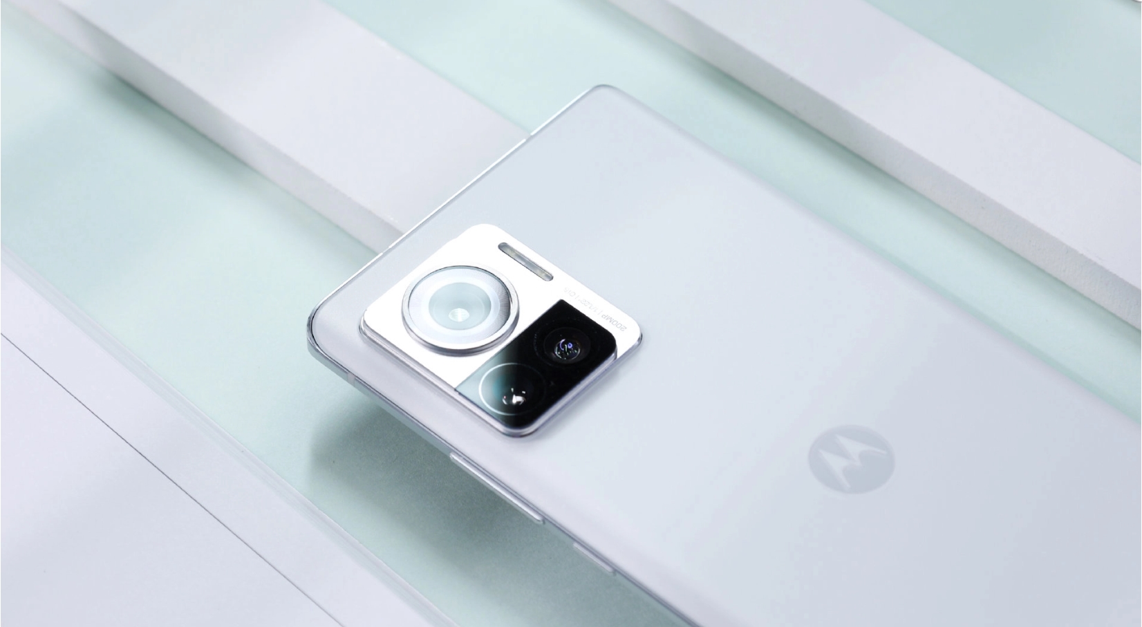 Motorola ra mắt smartphone có camera 200MP đầu tiên thế giới