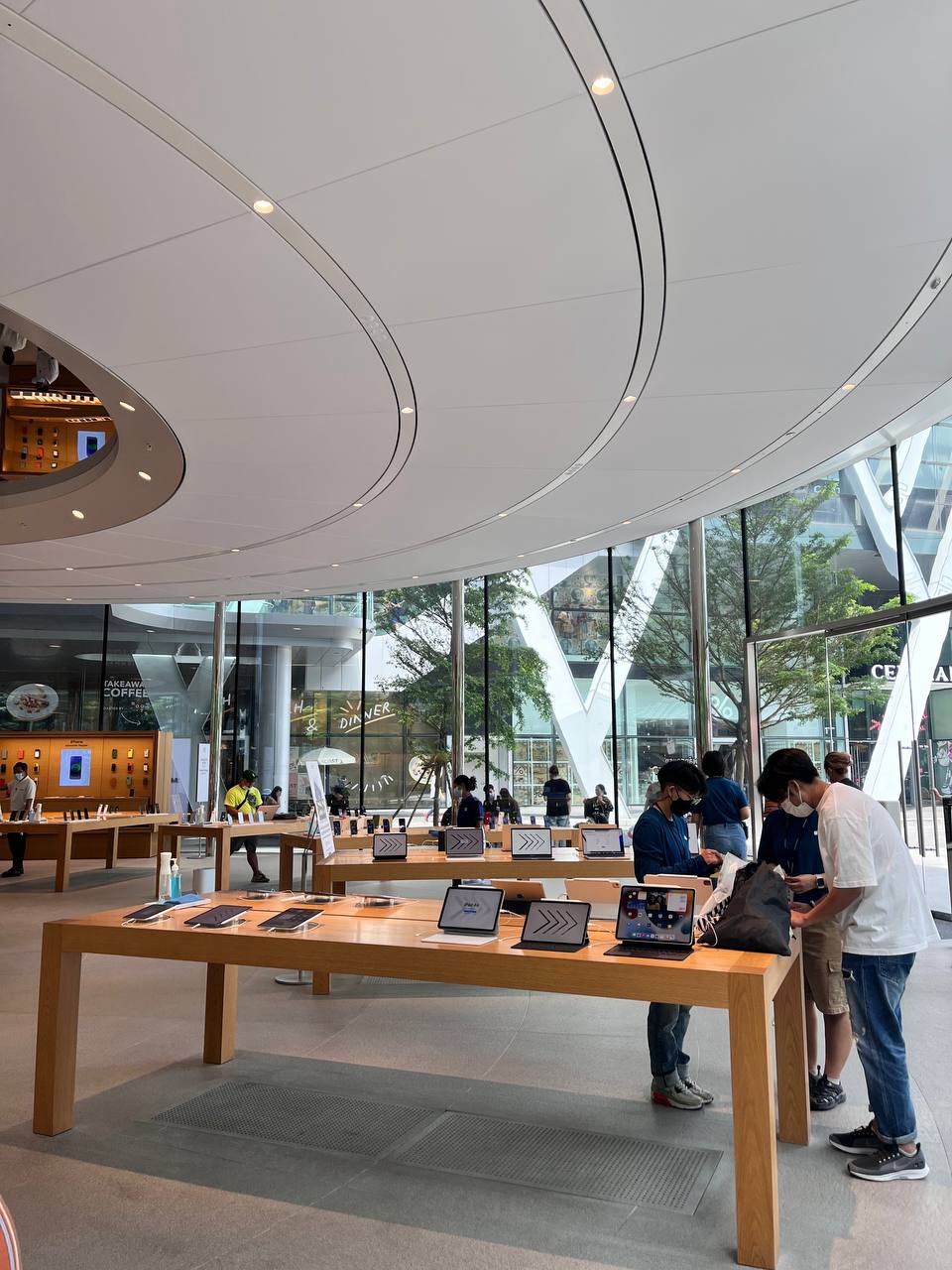Dạo một vòng Apple Store Central World Thái Lan: Không xếp hàng, chưa trưng bày iPhone 14