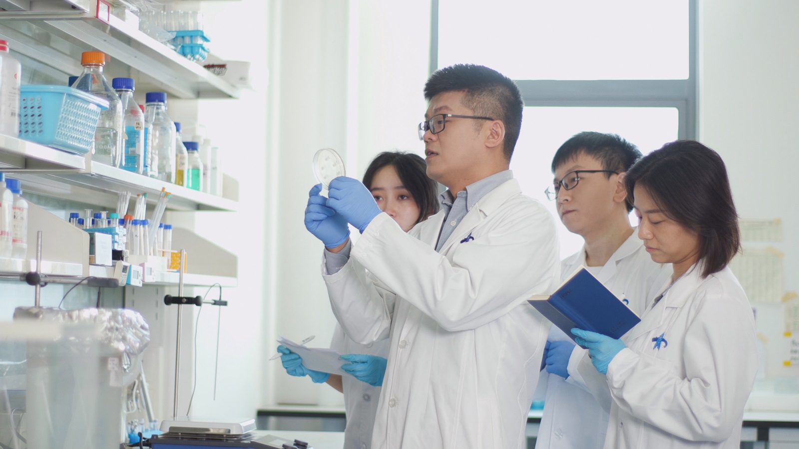 Mô hình phân tử thuốc Pangu của Huawei Cloud tăng tốc quá trình tìm kiếm và phát triển thuốc mới