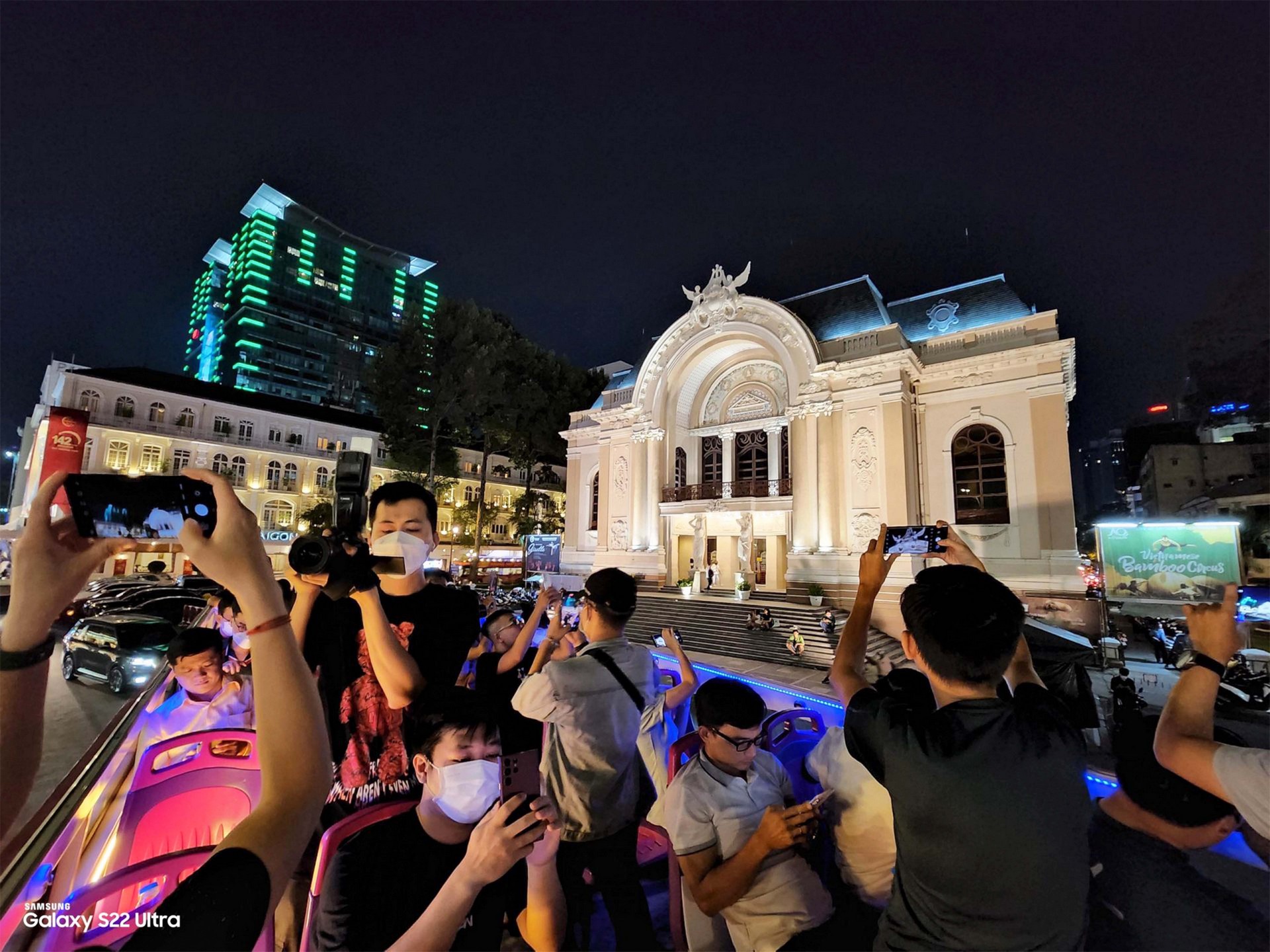 Ngắm Sài Gòn về đêm cùng Samsung Galaxy S22 Ultra