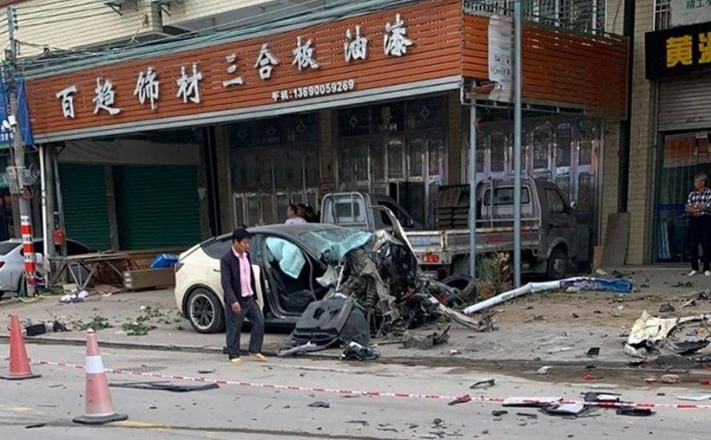 Hỏng phanh, xe Tesla gây tai nạn chết người ở Trung Quốc