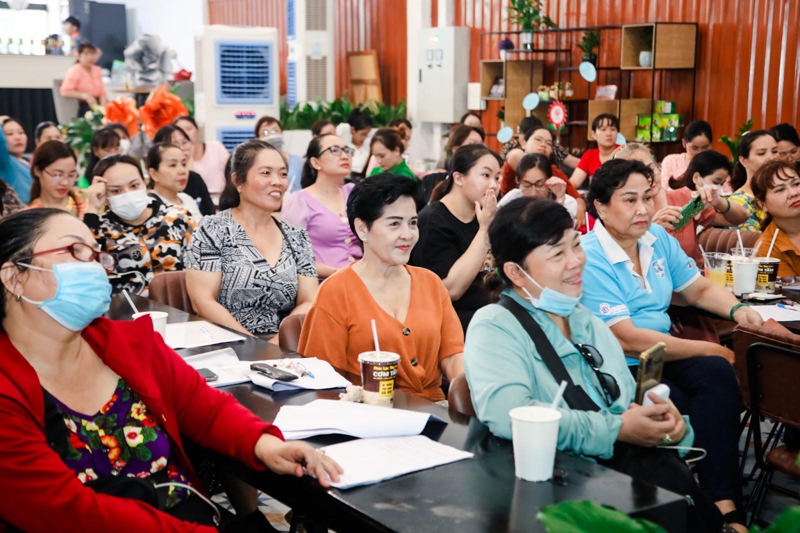 Xiaomi trao tặng 100 smartphone đến chị em phụ nữ dự định lập nghiệp trong lĩnh vực ăn uống trên nền tảng số