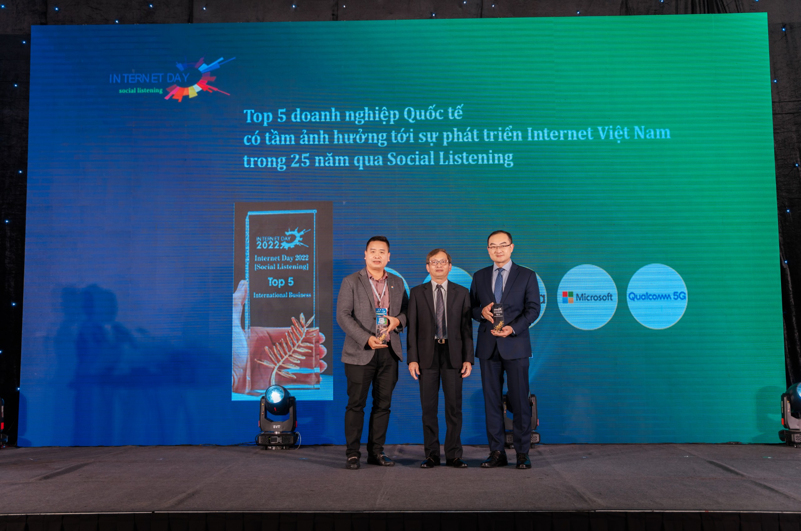 Huawei nhận giải thưởng Top 5 Doanh nghiệp Quốc tế có tầm ảnh hưởng tới sự phát triển Internet Việt Nam