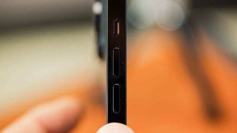 Nút điện dung iPhone 15 Pro vẫn hoạt động khi hết pin