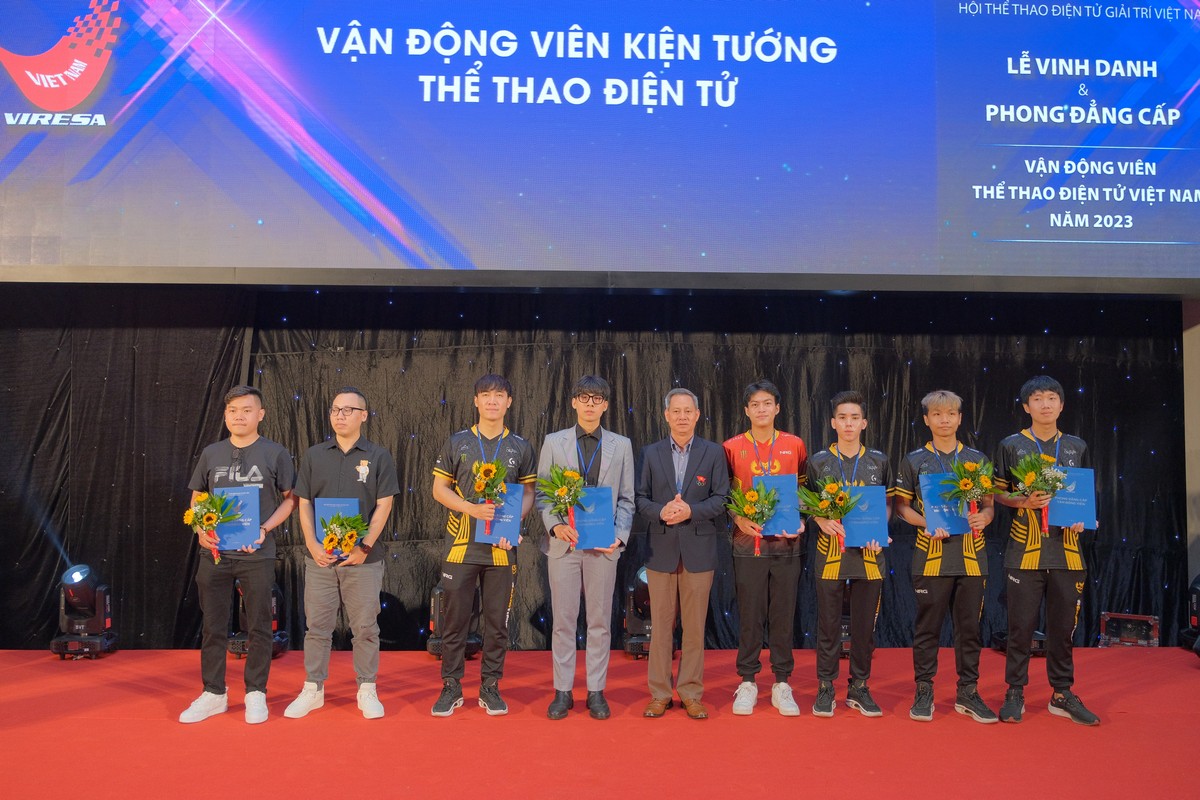 Lần đầu tiên phong đẳng cấp VĐV Kiện tướng tại Lễ vinh danh thể thao điện tử Việt Nam 2023