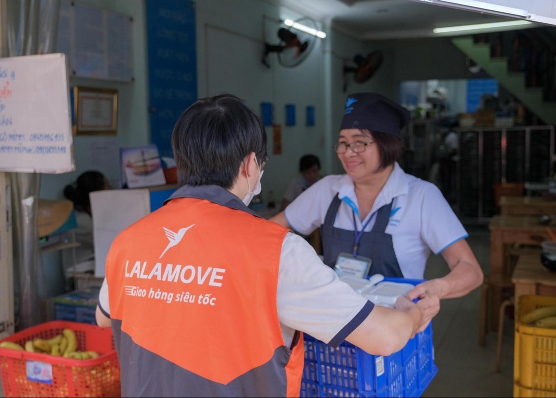 Lalamove Việt Nam đồng hành cùng Quỹ Bông Sen mang "Quán cơm Yên vui & Nụ cười" đến hàng nghìn người khó khăn và đối tác tài xế