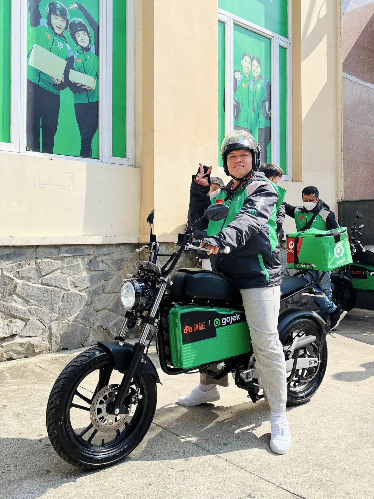 Gojek và Dat Bike hợp tác thí điểm sử dụng xe máy điện