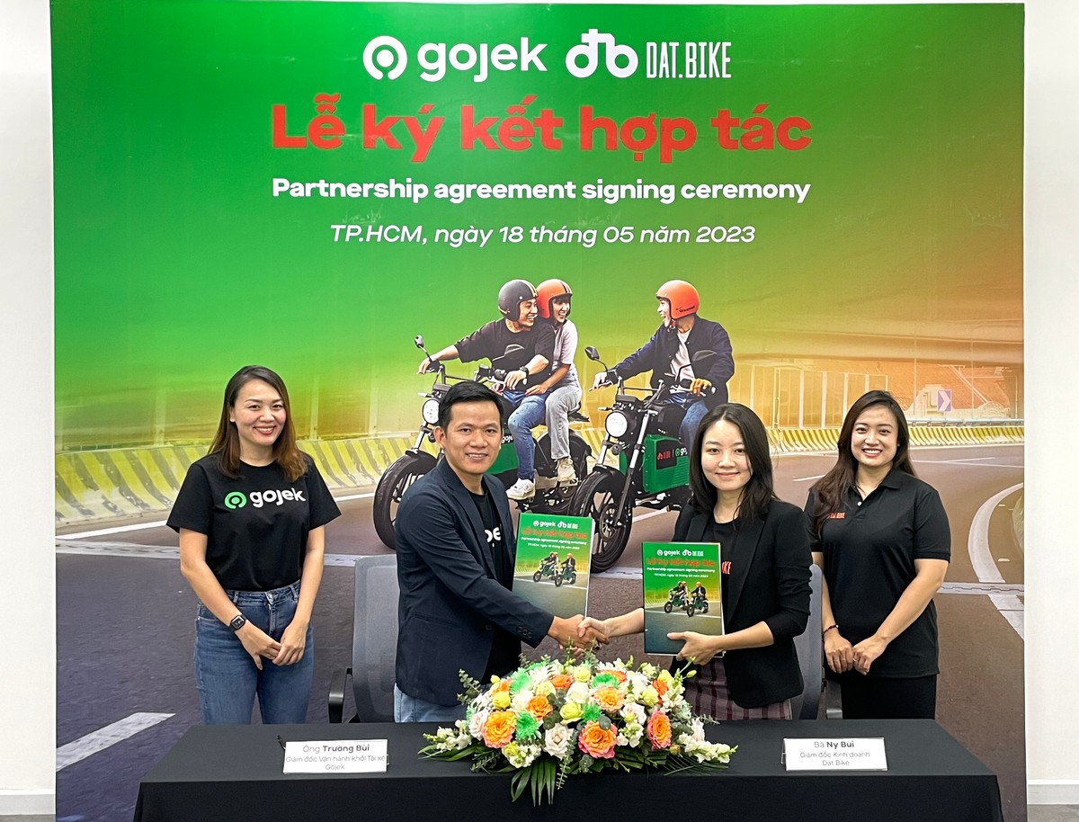 Gojek và Dat Bike hợp tác thí điểm sử dụng xe máy điện