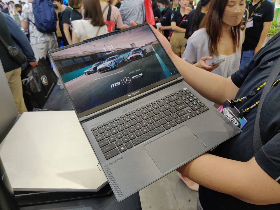 Ngắm laptop MSI dành cho anh em đam mê Mercedes AMG