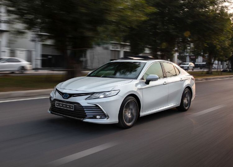 Chủ xe Toyota Camry 2023 coi chừng... rớt bánh giữa đường!