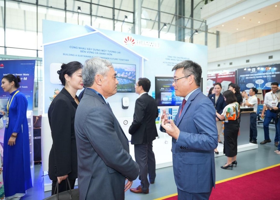 Vietnam Industry 4.0 Summit 2023: Huawei đề xuất các giải pháp năng lượng mặt trời cho Việt Nam