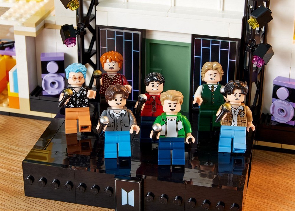 MV Dynamite "tỉ view" của BTS được tái hiện trong thế giới LEGO