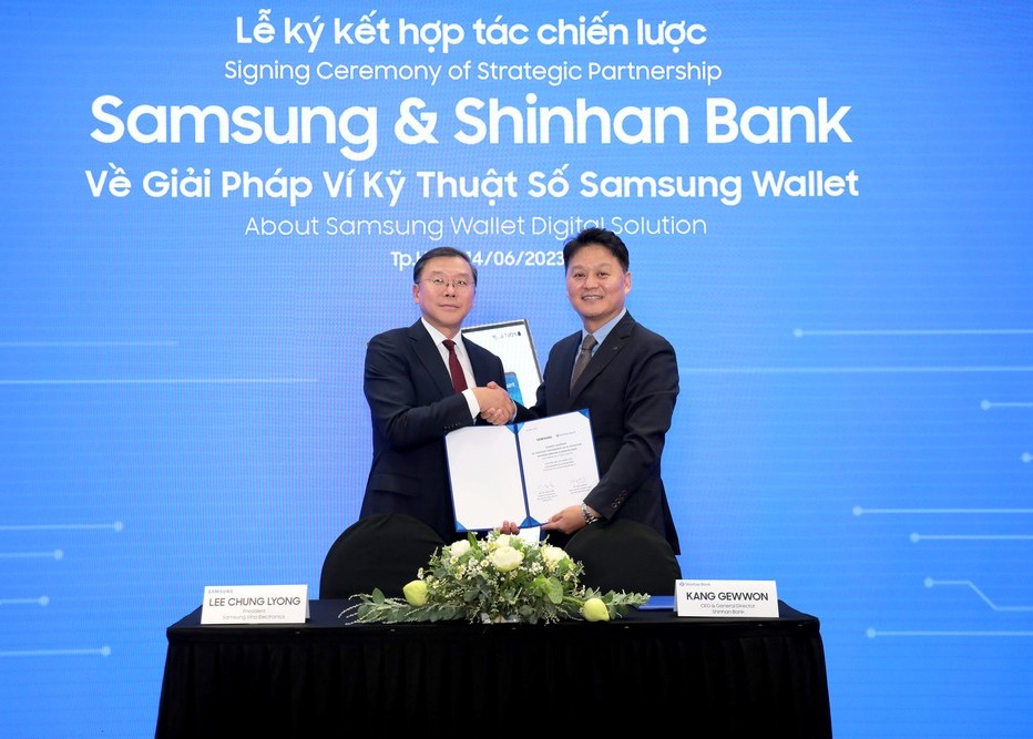 Samsung hợp tác với ngân hàng Shinhan Việt Nam