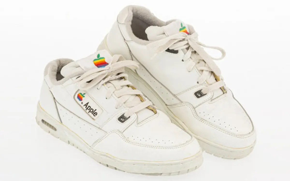 Đôi giày mang thương hiệu Apple, giá bằng một chiếc ôtô điện