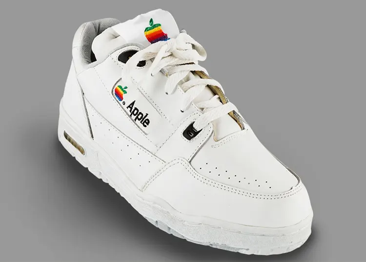 Đôi giày mang thương hiệu Apple, giá bằng một chiếc ôtô điện