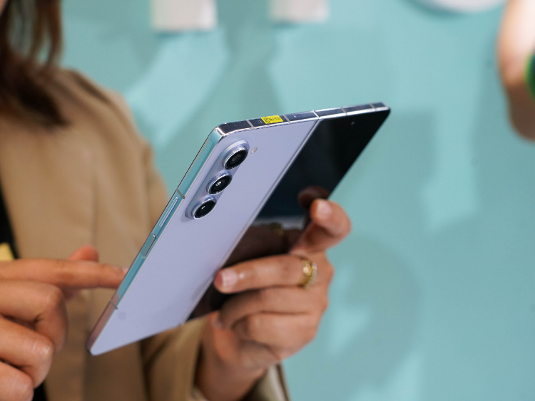 Trên tay Galaxy Z Fold5: Nặng cân, nặng tiền!