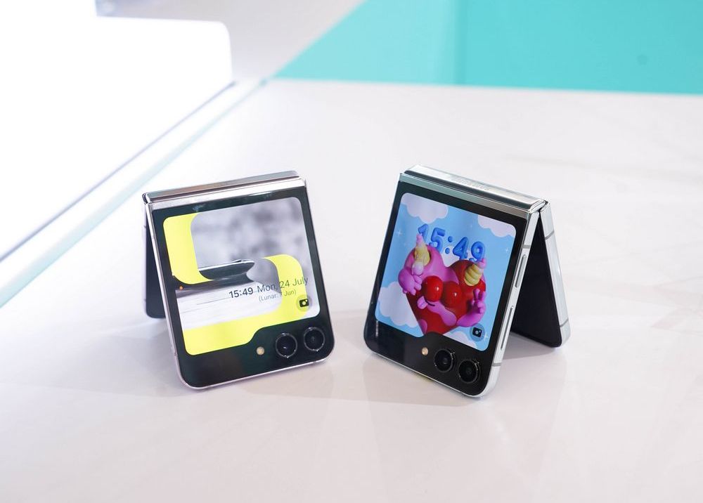 Trên tay Galaxy Z Flip5: "Đáng đồng tiền" với những cải tiến ấn tượng