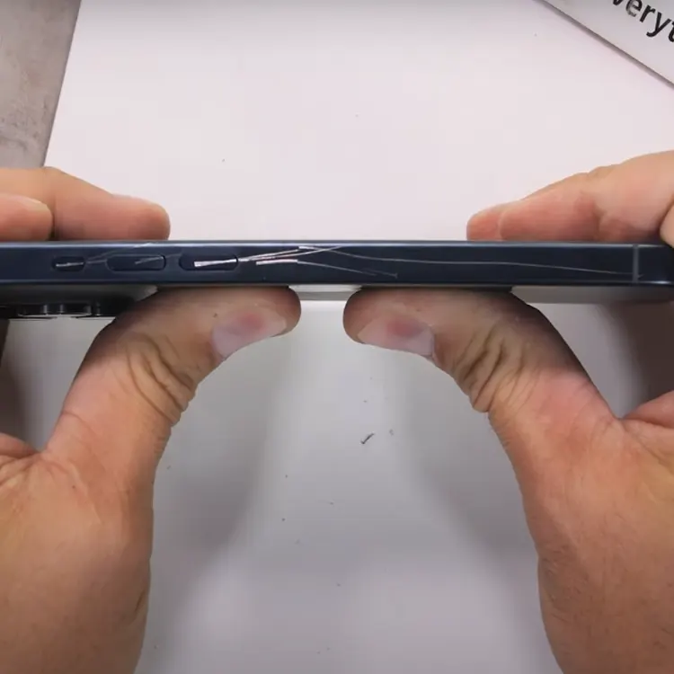Mặt kính sau iPhone 15 Pro Max vỡ tan nát trong bài test của JerryRigEverything