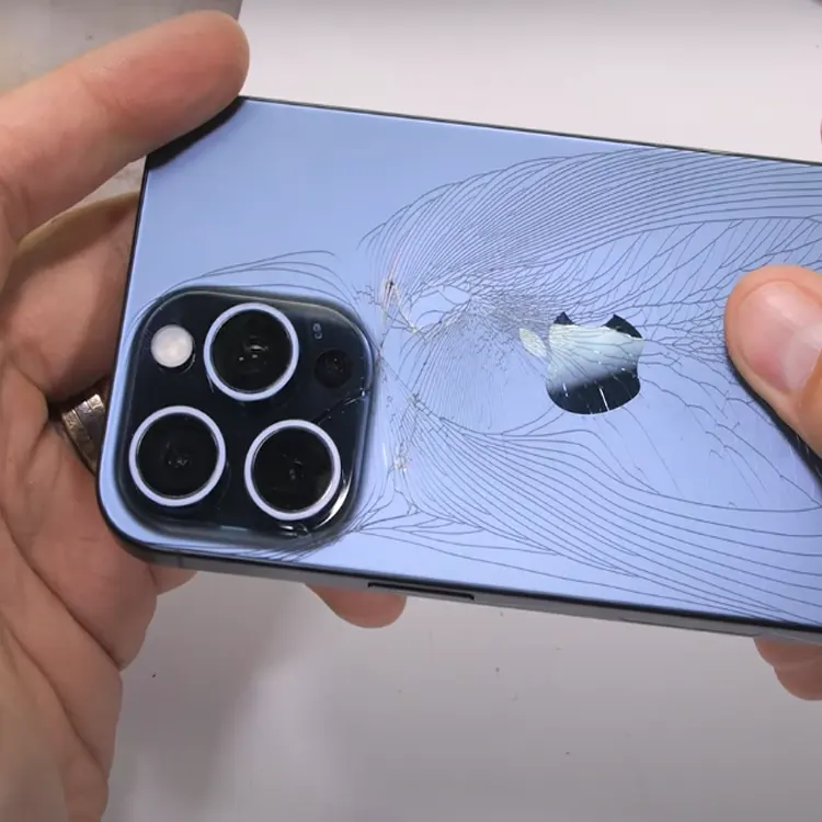 Mặt kính sau iPhone 15 Pro Max vỡ tan nát trong bài test của JerryRigEverything