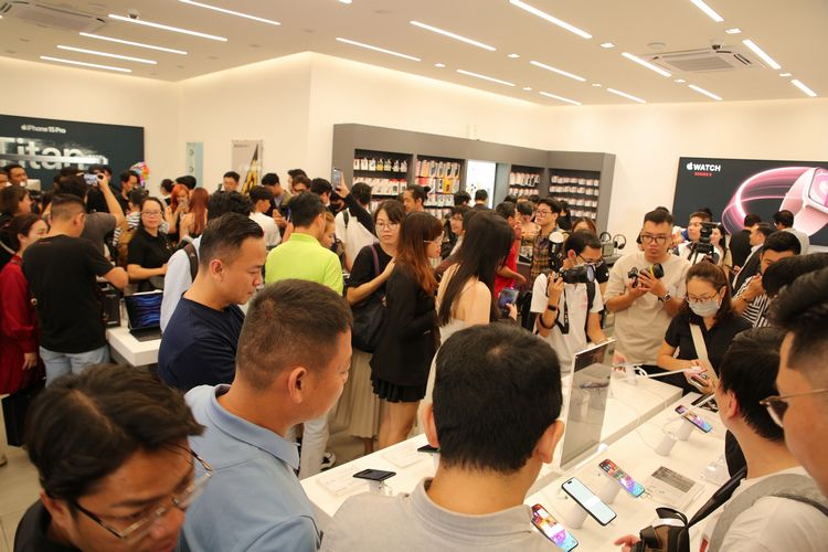 Ngày đầu bán iPhone 15, FPT Shop thu về 150 tỷ đồng