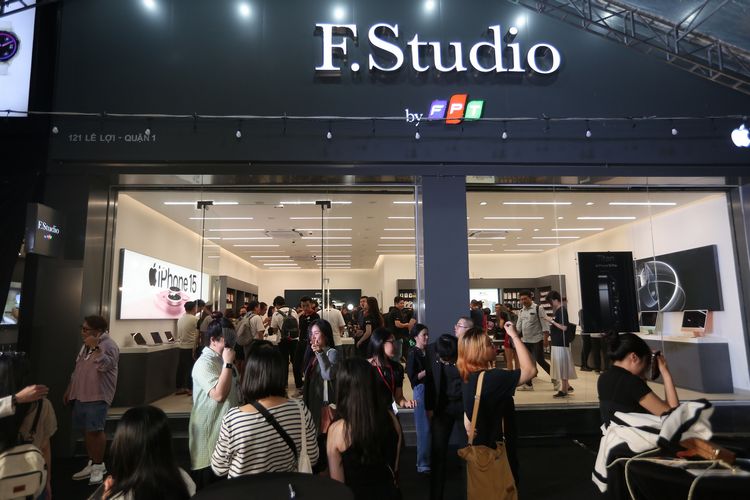 FPT Shop và F.Studio bán hơn 5.000 chiếc iPhone 15 trong đêm