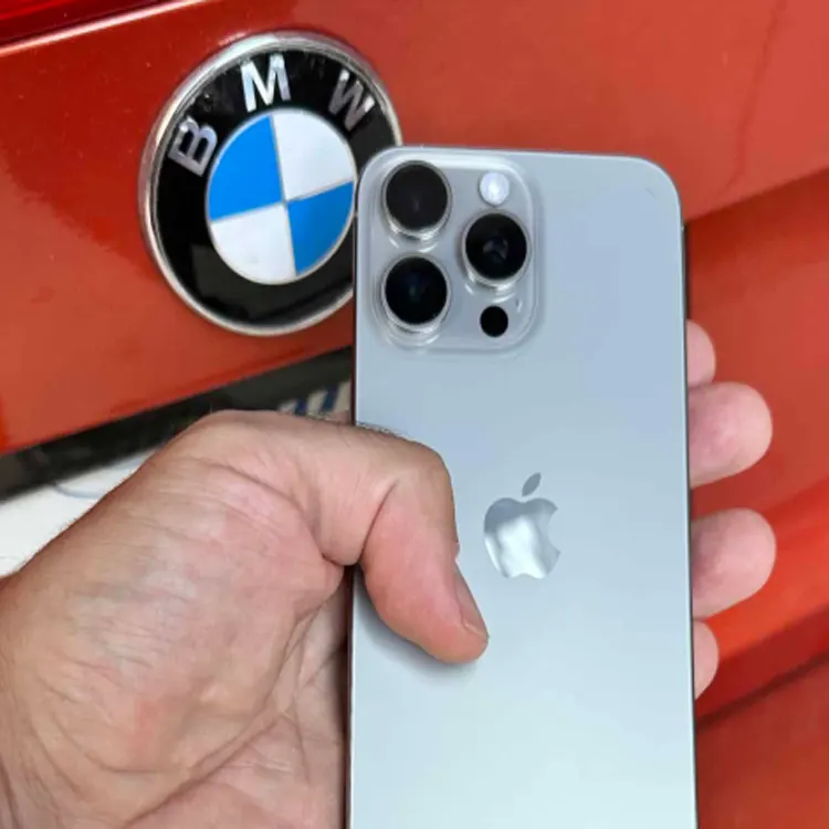 Xe BMW và Toyota khiến iPhone 15 gặp sự cố