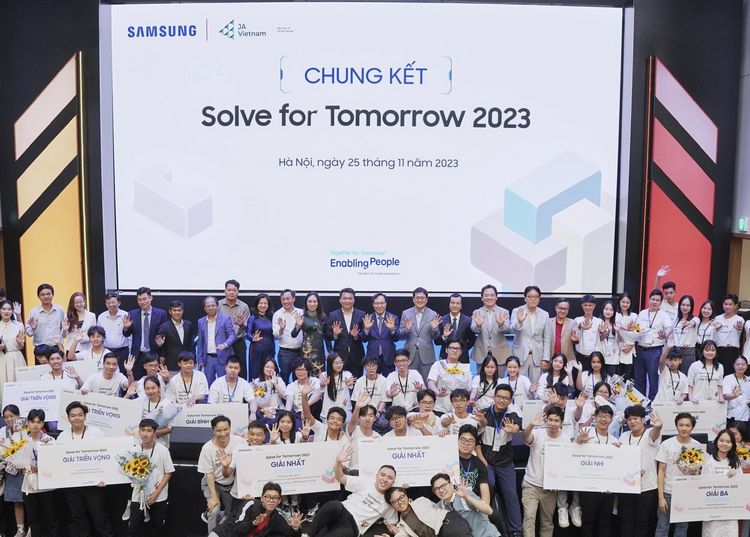 Chung kết Solve for Tomorrow 2023: Sáng tạo vì cộng đồng lên ngôi, tài năng công nghệ trẻ lộ diện