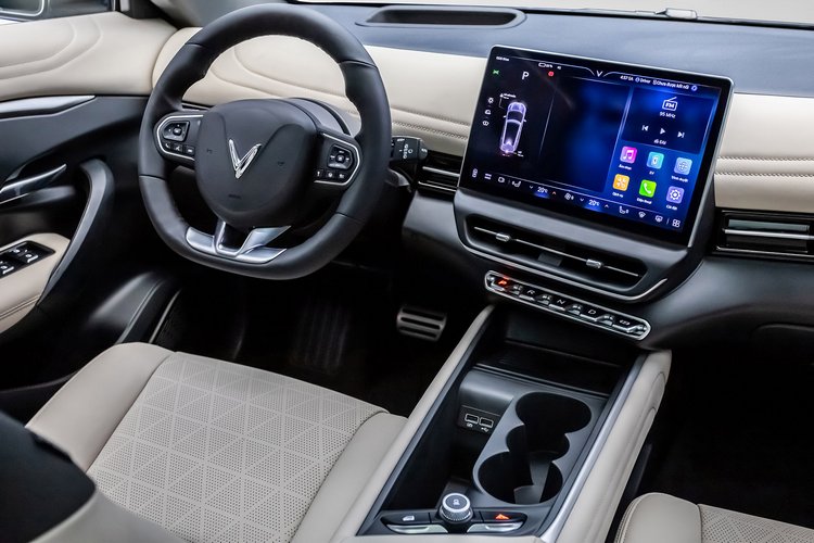 VinFast ra mắt VF 7, hoàn thiện dải sản phẩm SUV thuần điện