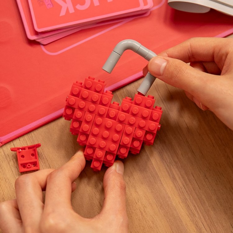 LEGO tặng hộp quà cho các cặp đôi dịp lễ tình nhân