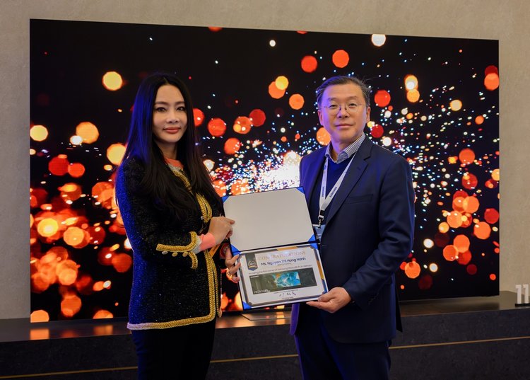 Người Việt đầu tiên sở hữu mẫu TV "siêu đắt" của Samsung lộ diện