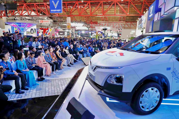 VinFast giới thiệu loạt xe tay lái nghịch tại IIMS 2024