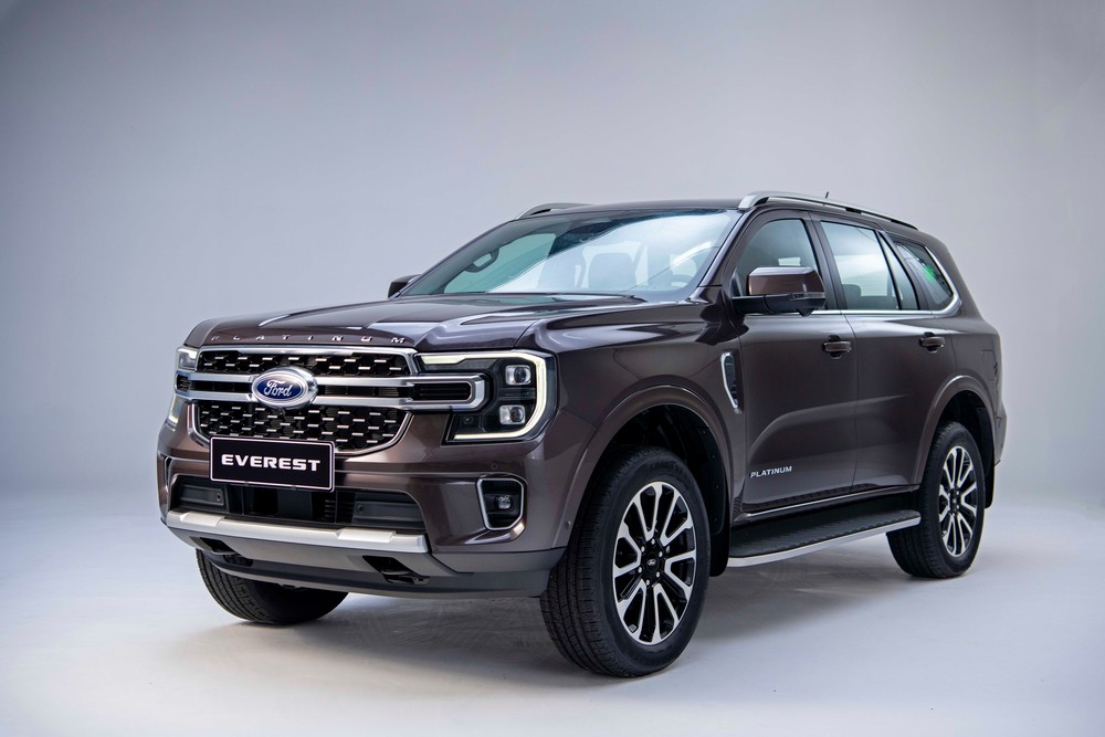 Ford giới thiệu 2 phiên bản cao cấp Everest Platinum và Ranger Stormtrak