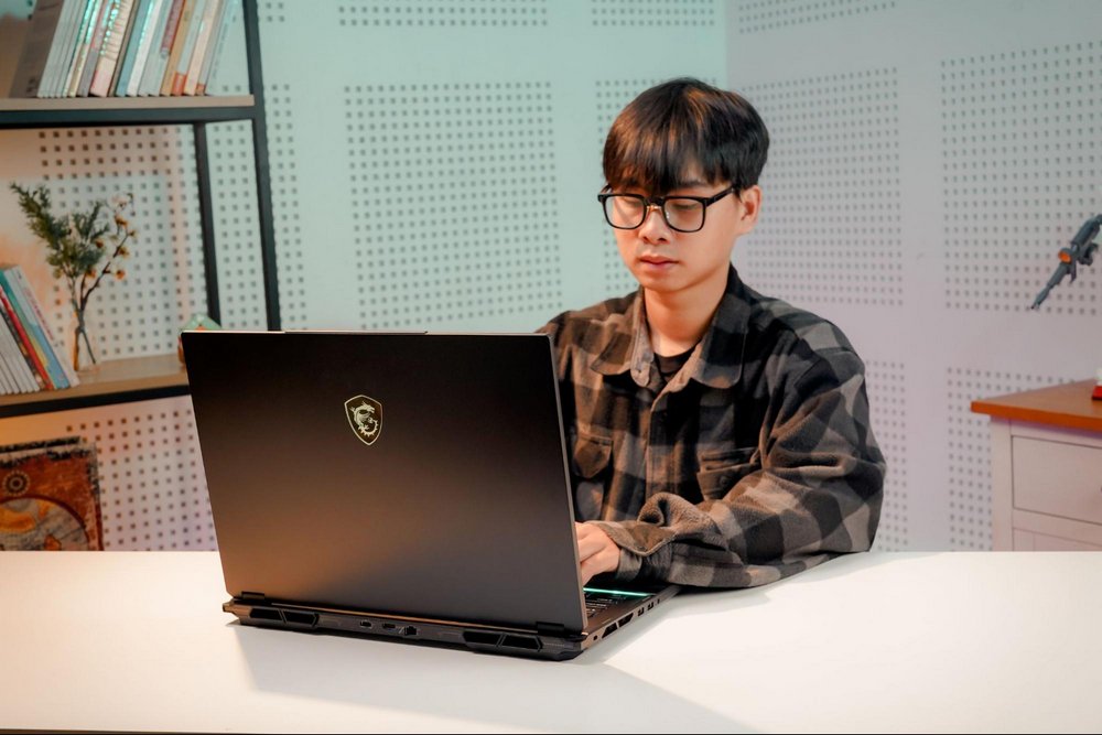 Đánh giá MSI STEALTH 18 AI Studio: Laptop gaming siêu xịn!