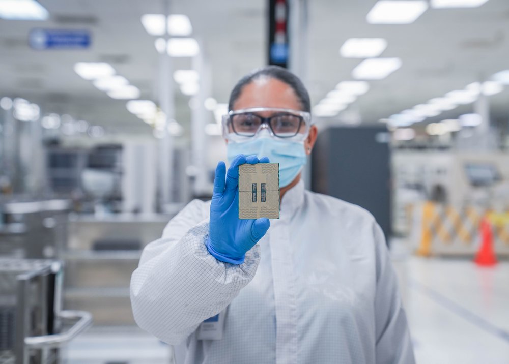 A worker in the Costa Rica Assembly Test (CRAT) facility in San Jose, Costa Rica, displays an Intel Xeon 6 processor with Efficient-cores (code-named Sierra Forest) in May 2024. The first member of the Intel Xeon 6 processor family was introduced June 4, 2024, at Computex in Taipei, Taiwan. (Credit: Intel Corporation).