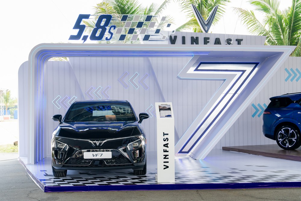 Người dùng hào hứng tham gia lái thử xe điện VinFast