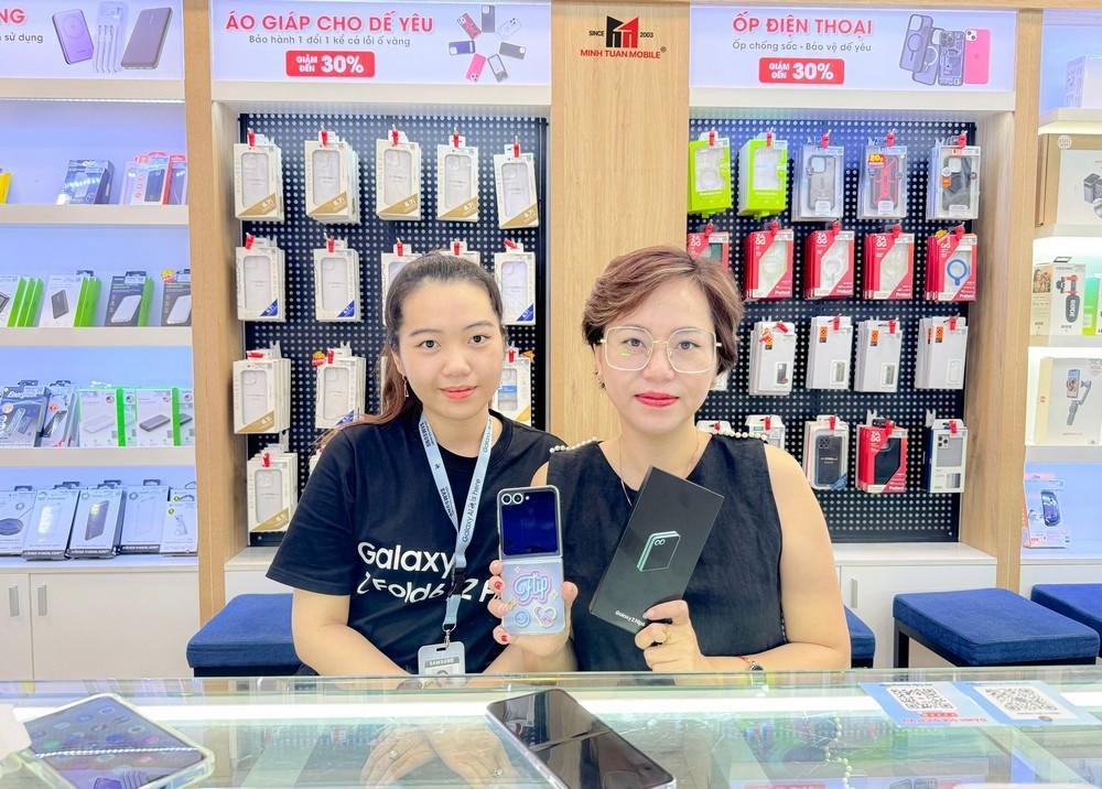 Minh Tuấn Mobile giao Galaxy Z6 Series tới khách hàng