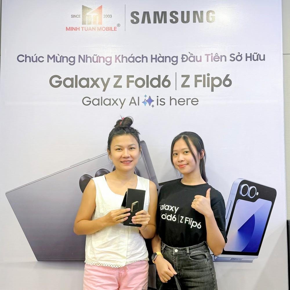 Minh Tuấn Mobile giao Galaxy Z6 Series tới khách hàng