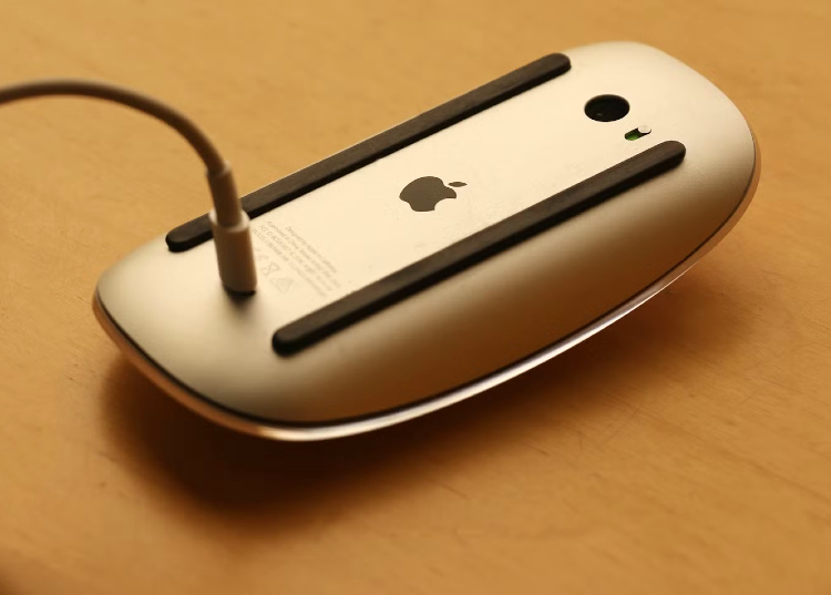 Apple "cố chấp" với cổng sạc gây khó chịu trên Magic Mouse