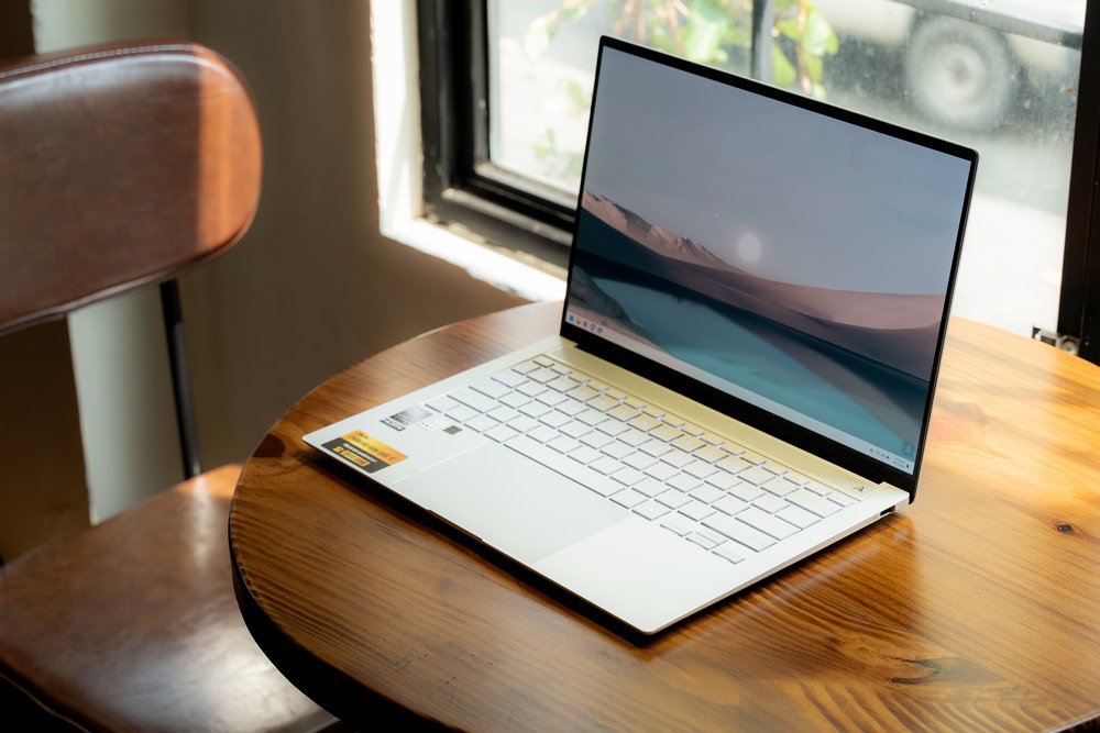 ASUS Zenbook S 14: Laptop AI Intel Copilot+ PC đầu tiên