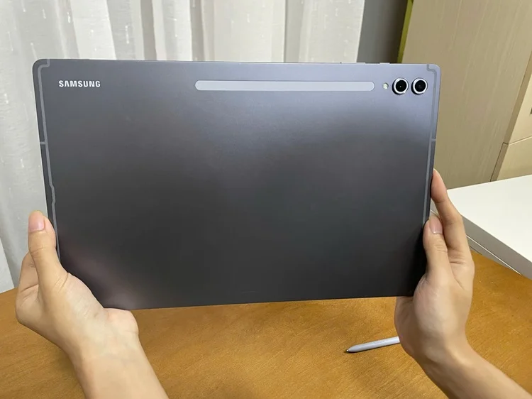 Trên tay Galaxy Tab S10 Ultra: Tinh tế, hoàn thiện hơn